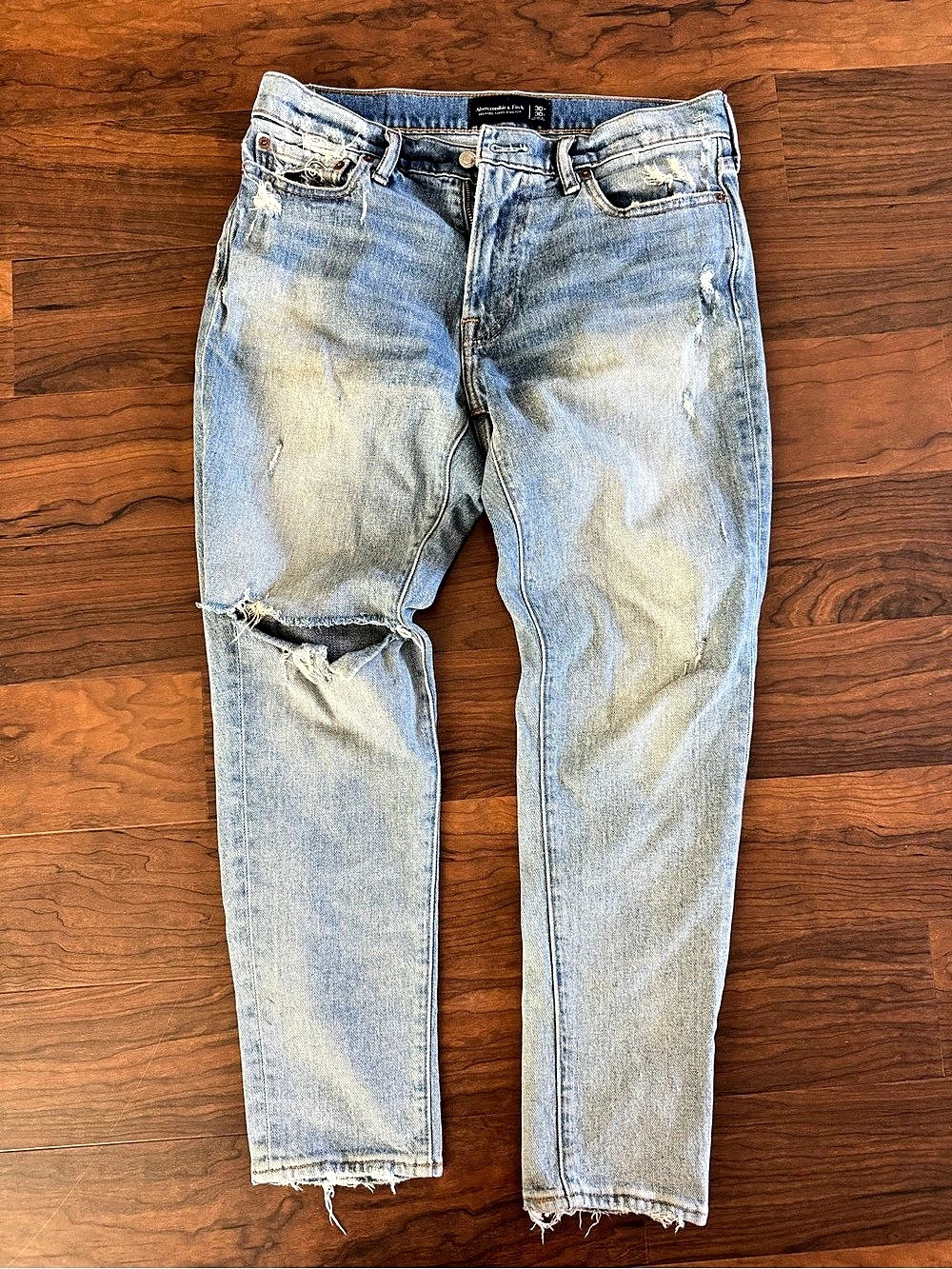Abercrombie & Fitch Relaxed Taper Stretch Distressed Jeans light wash